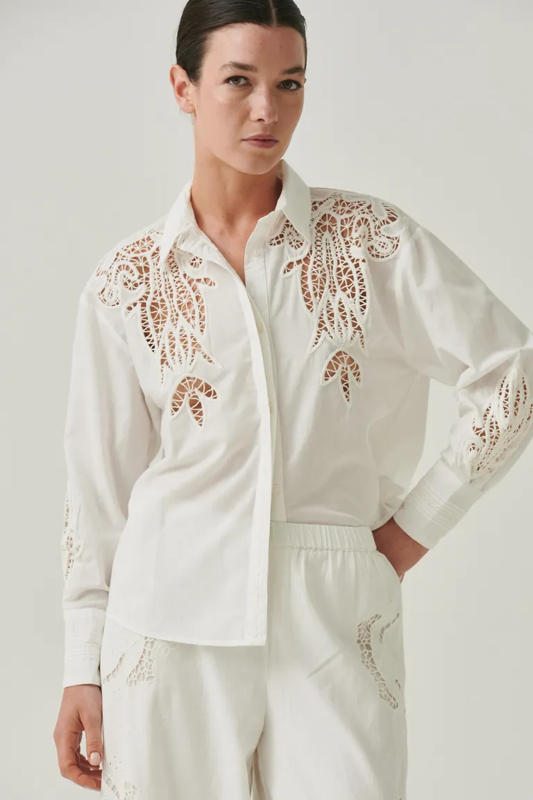 Camisa blanca con bordados artesanales, un diseño único y sofisticado de Sweet en Camisas para argentina