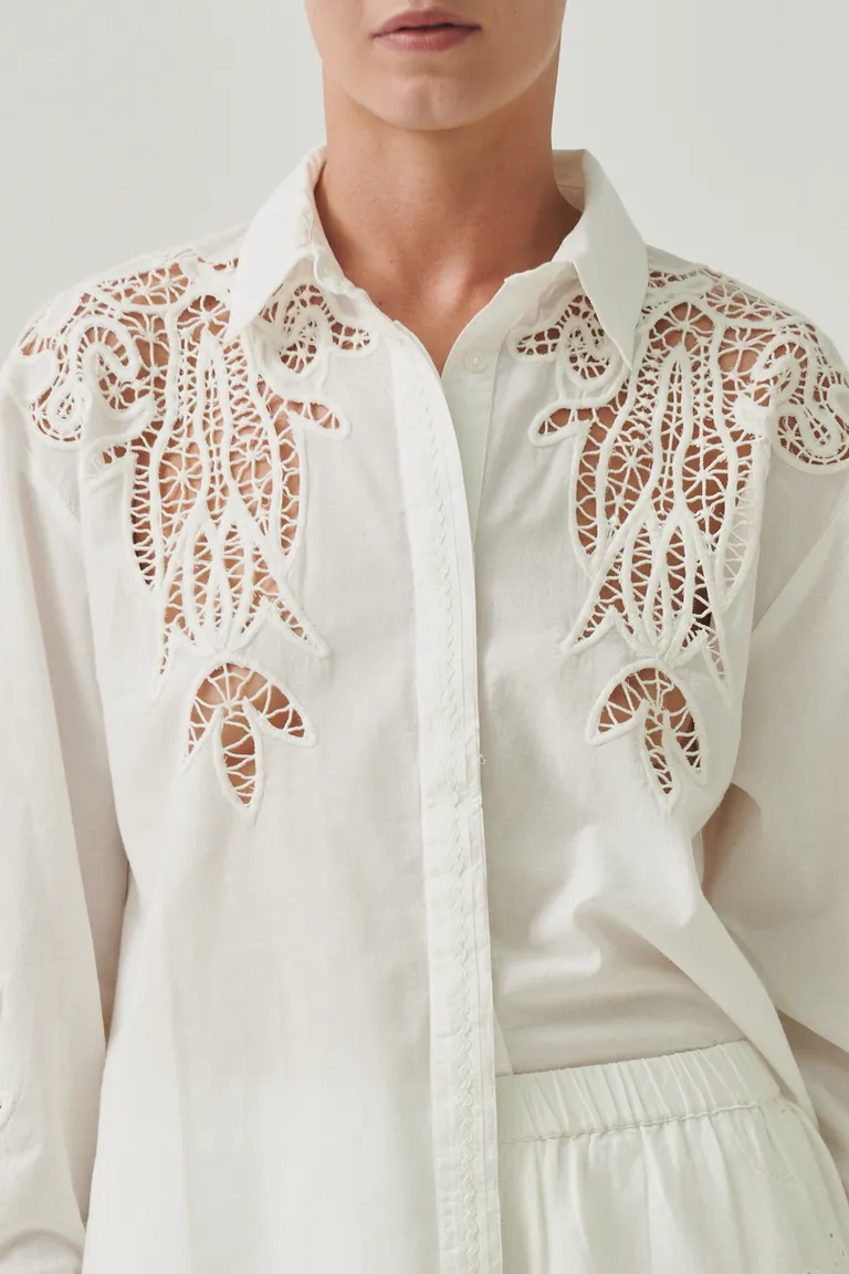 Camisa blanca con bordados artesanales, un diseño único y sofisticado de Sweet en Camisas para argentina