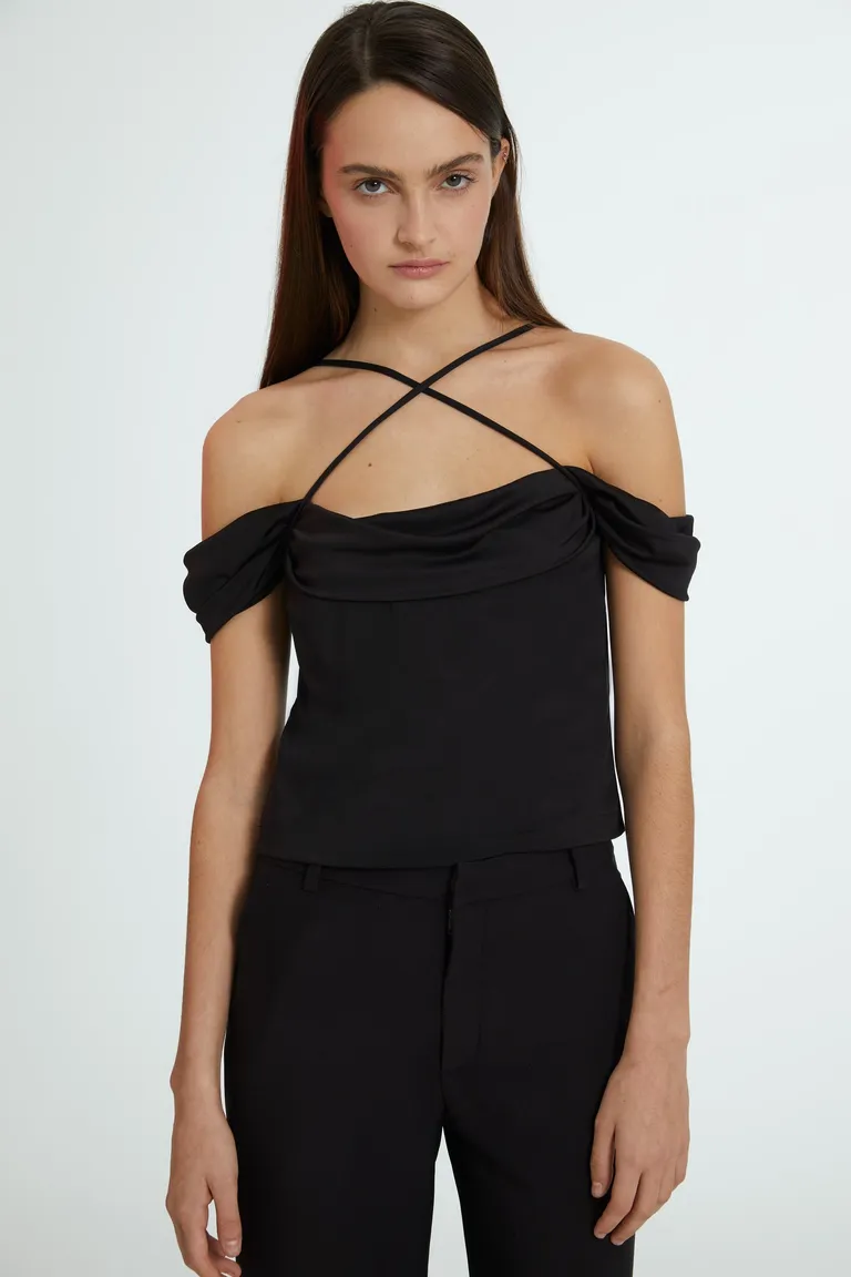 Top negro de diseño con escote bote y ajuste ceñido al cuerpo de Naíma en Tops para argentina
