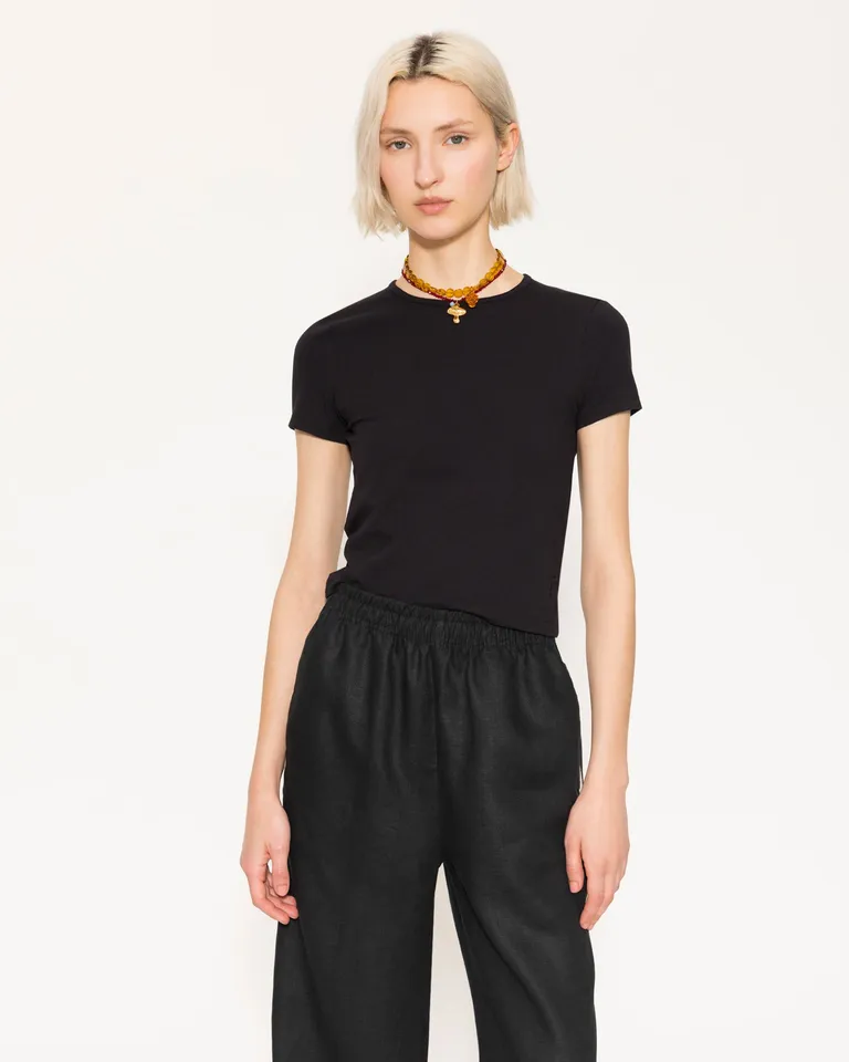 Remera de Calce Ajustado con Escote Redondo - Diseño Moderno y Atemporal de Jazmin Chebar en Remeras para argentina