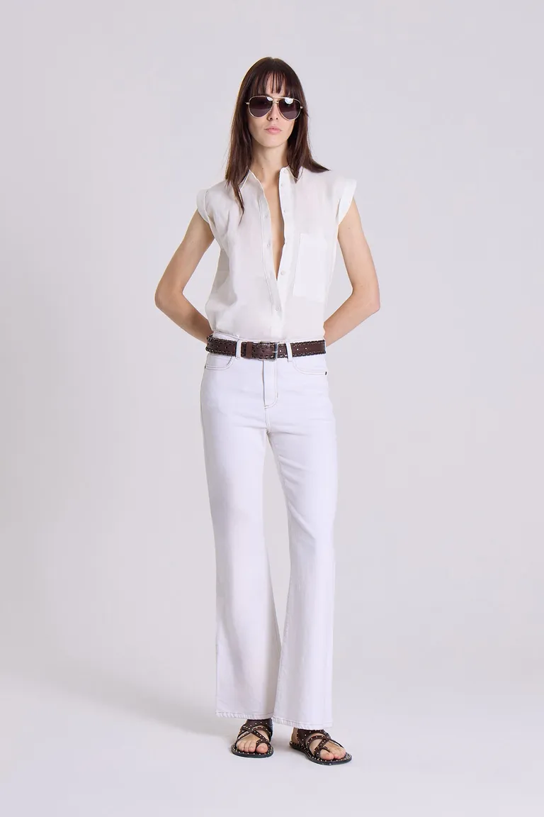 Pantalón blanco de calce slim y bota flare, tiro medio alto que estiliza y realza la cintura de Maria Cher en Pantalones para argentina