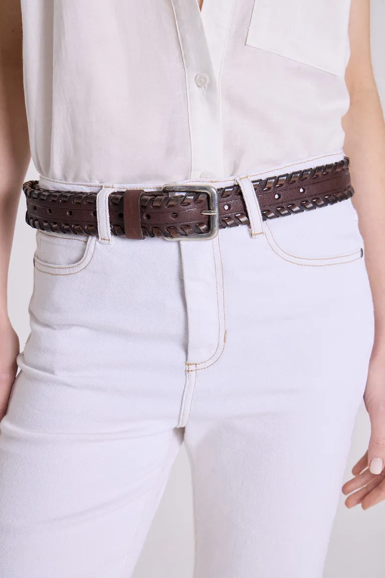 Pantalón blanco de calce slim y bota flare, tiro medio alto que estiliza y realza la cintura de Maria Cher en Pantalones para argentina