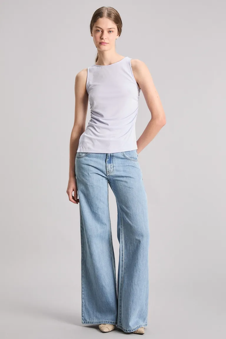Remera femenina de corte slim con frunces laterales y cuello redondo de Kosiuko en Remeras para argentina