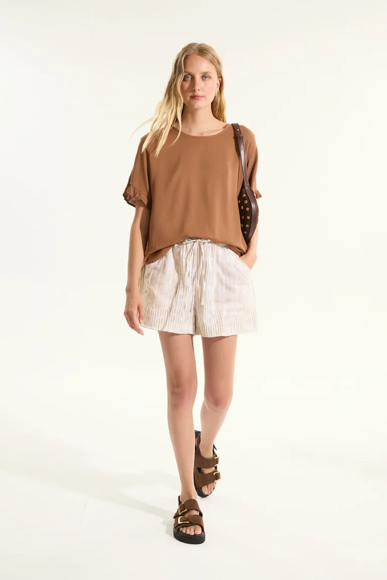 Top de manga corta con volados en marrón, estilo holgado y fresco para la temporada de verano de Portsaid en Tops para argentina