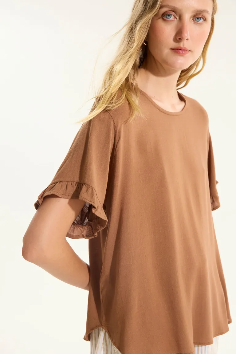 Top de manga corta con volados en marrón, estilo holgado y fresco para la temporada de verano de Portsaid en Tops para argentina