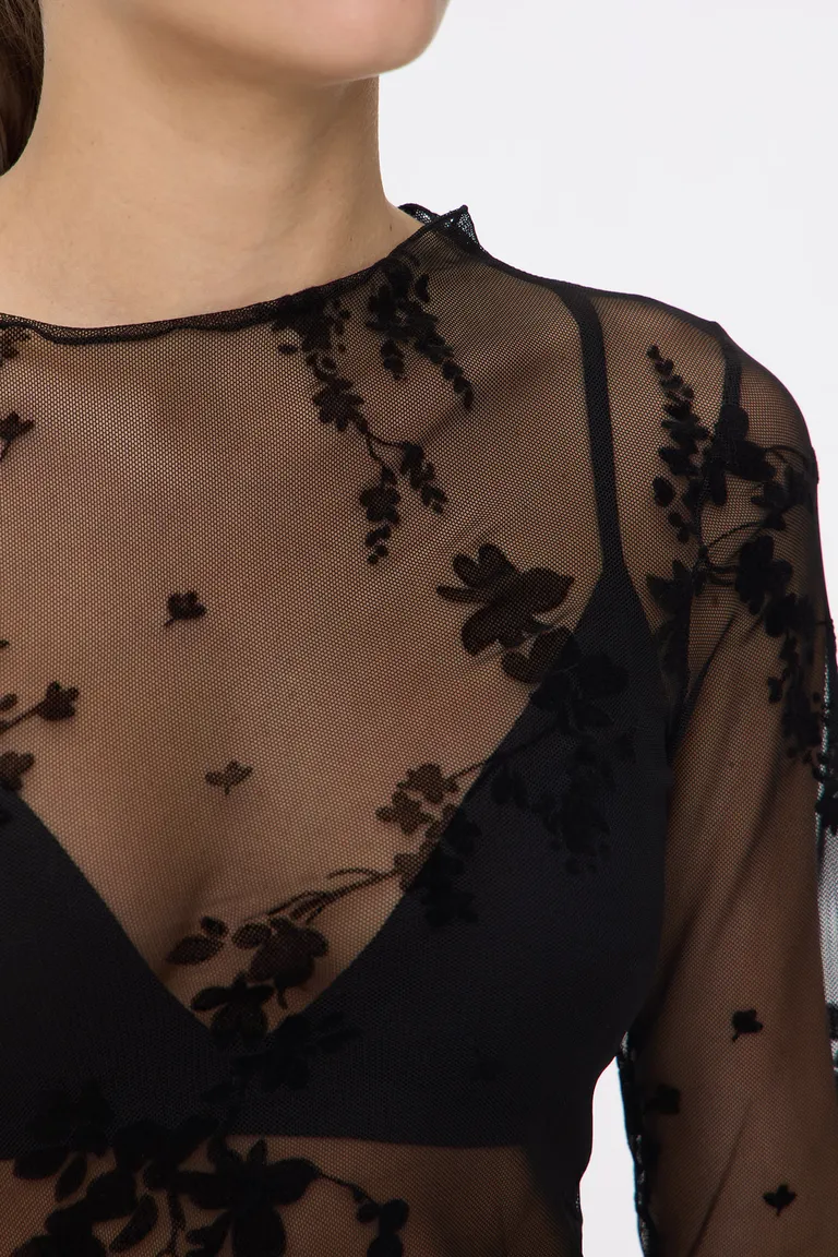 Remera de manga larga con diseño floral transparente y cuello redondo ajustado de Cuesta Blanca en Remeras para argentina