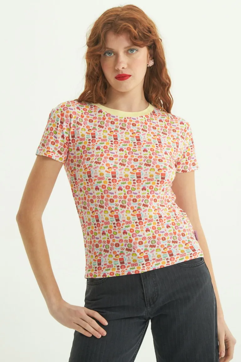 Remera de viscosa con estampado colorido y cuello en canalé de Las Pepas en Remeras para argentina