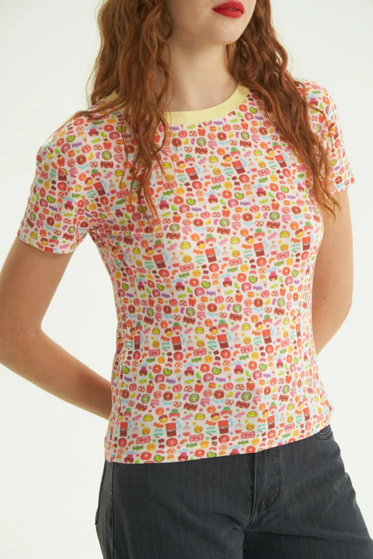 Remera de viscosa con estampado colorido y cuello en canalé de Las Pepas en Remeras para argentina