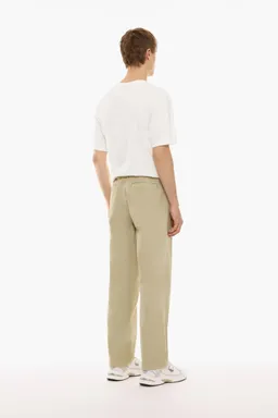 Pantalón chino corte relajado de Lefties en Pantalones para argentina