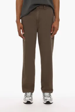 Pantalón chino corte relajado de Lefties en Pantalones para argentina