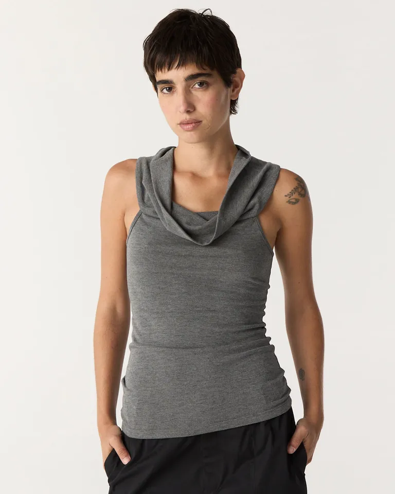 Top de mujer con escote drapeado sin mangas y diseño versátil de Furzai en Tops para argentina