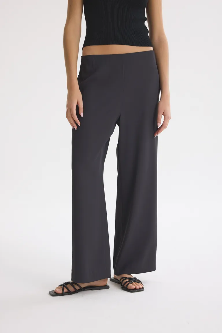 Pantalones negros de tiro alto y corte recto para un estilo sofisticado y versátil de Akiabara en Pantalones para argentina