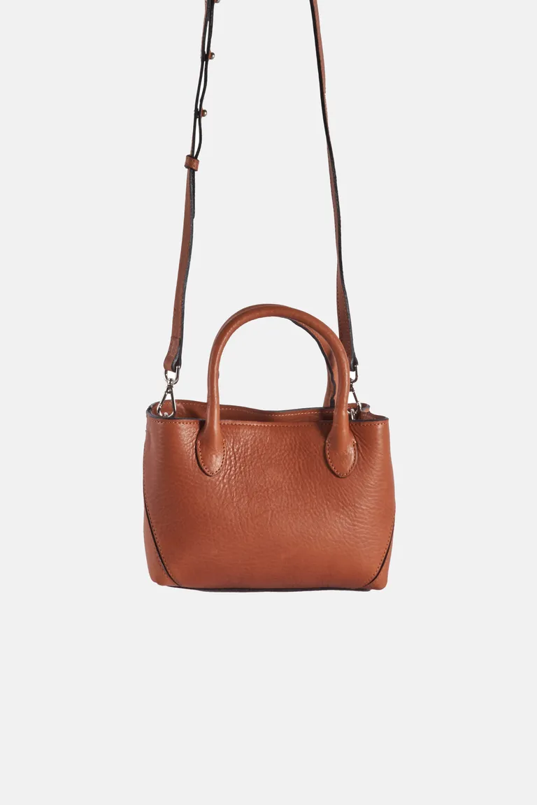 Cartera de mano de cuero marrón con correa ajustable y compartimentos internos de Justaosadia en Bolsos y Carteras para argentina