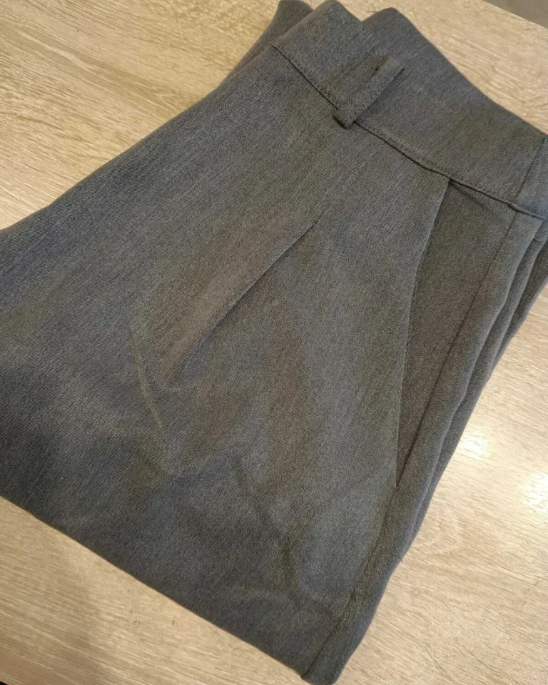 Pantalón de tela sastrera con corte recto y bolsillos laterales de Belle en Pantalones para argentina