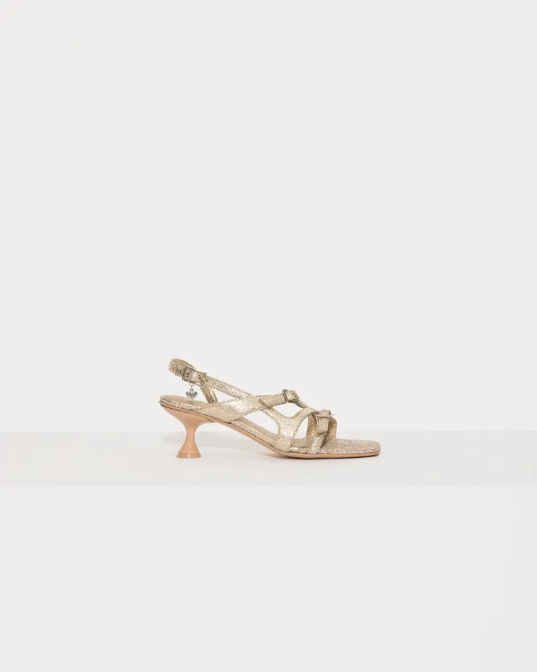 Sandalias de cuero beige con detalles metálicos - diseño moderno y versátil de Jazmin Chebar en Sandalias para argentina