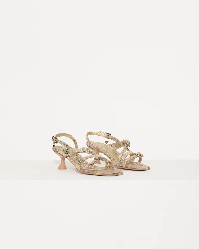 Sandalias de cuero beige con detalles metálicos - diseño moderno y versátil de Jazmin Chebar en Sandalias para argentina