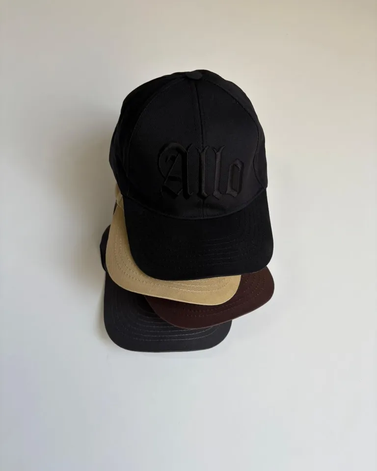 Gorra negra con bordado geométrico - Complemento versátil y moderno de Allo Martinez en Gorros y Sombreros para argentina