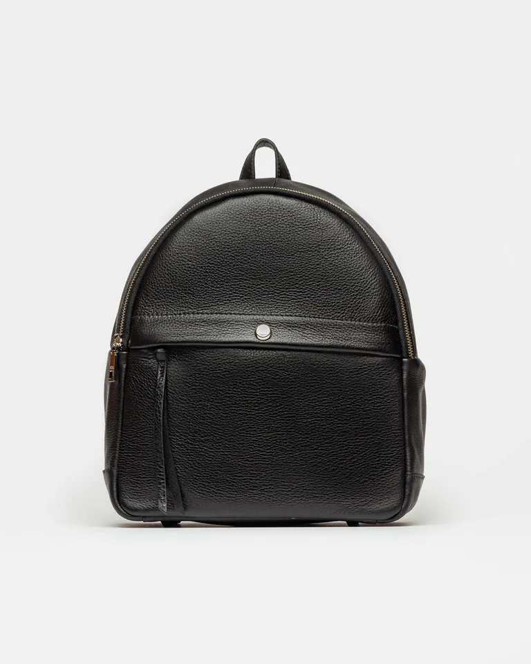 Mochila urbana de cuero negro de diseño minimalista y versátil de Prüne en Mochilas para argentina