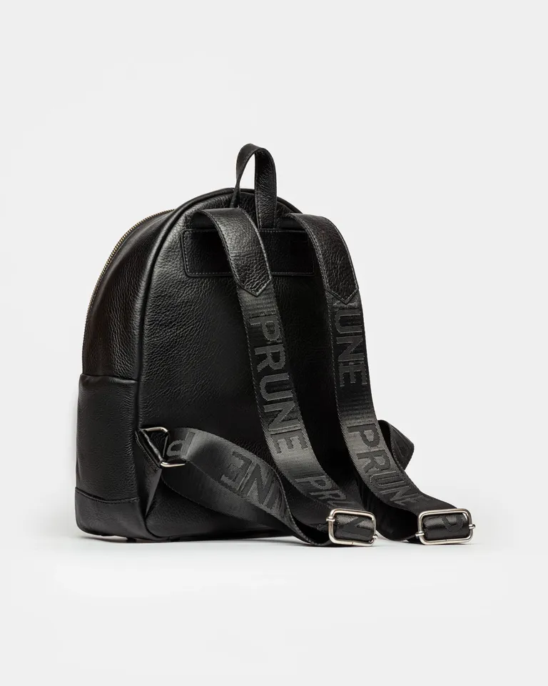 Mochila urbana de cuero negro de diseño minimalista y versátil de Prüne en Mochilas para argentina