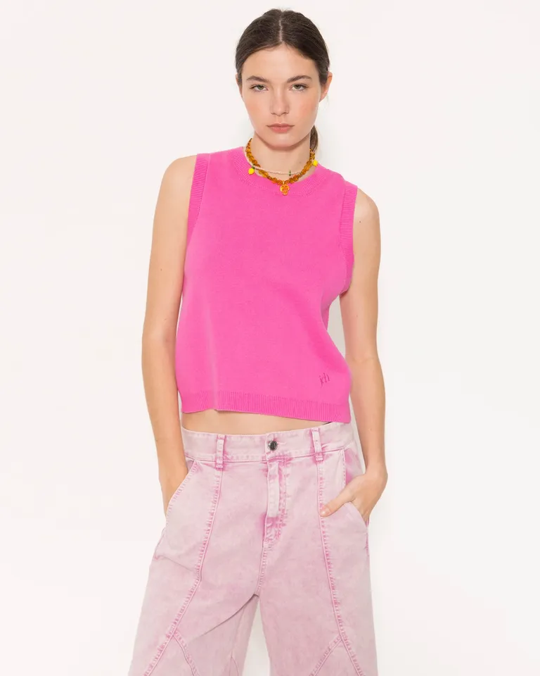 Chaleco rosa sin mangas, diseño minimalista y elegante para un look sofisticado de Jazmin Chebar en Chalecos para argentina