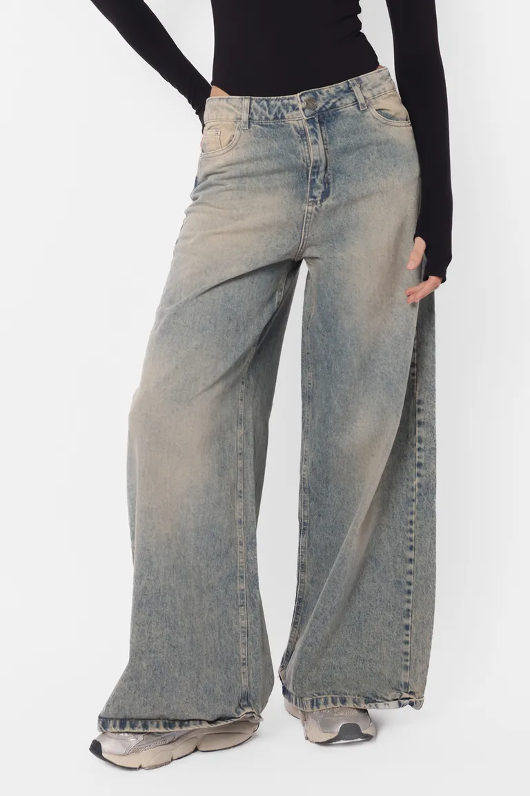 Pantalón denim de corte wide leg, tiro medio y diseño relaxed para un look casual y cómodo de Top White en Pantalones para argentina