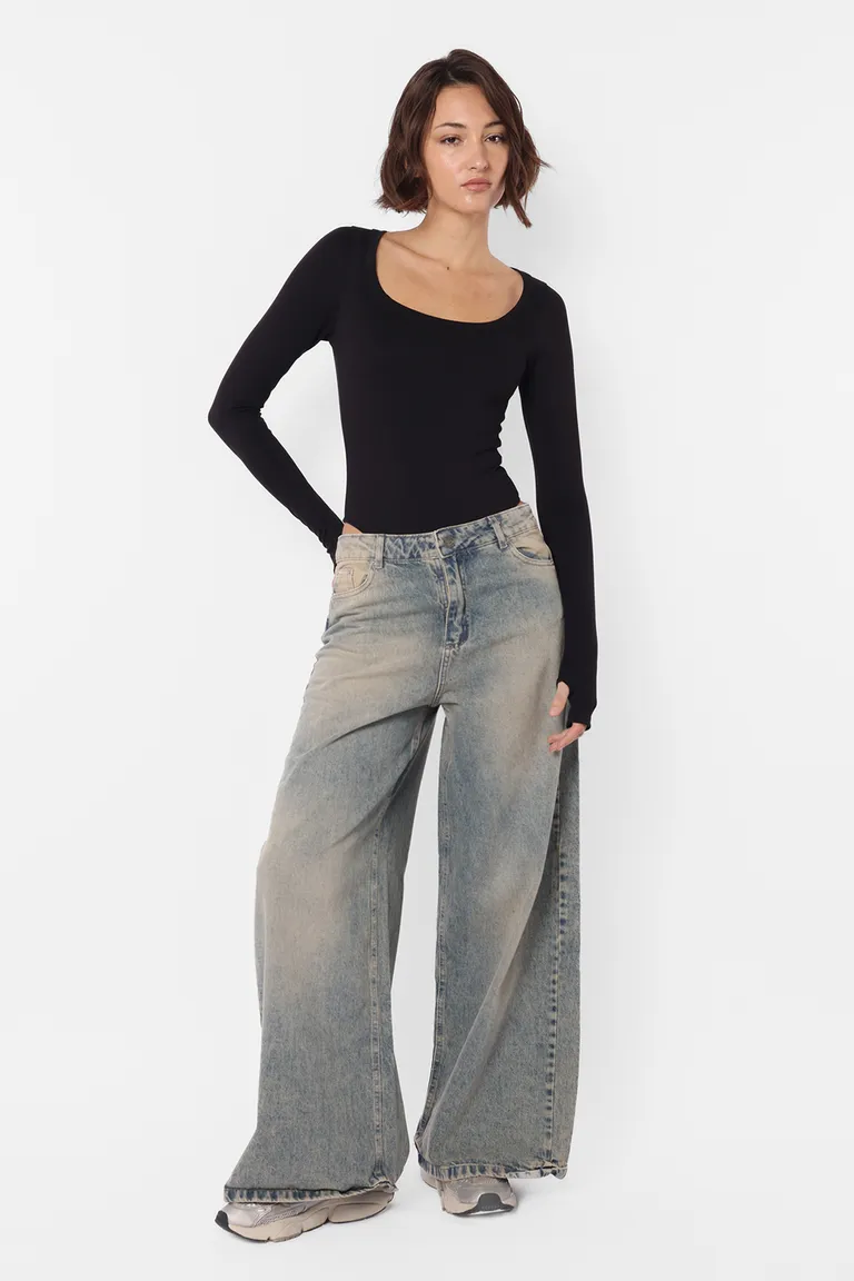 Pantalón denim de corte wide leg, tiro medio y diseño relaxed para un look casual y cómodo de Top White en Pantalones para argentina