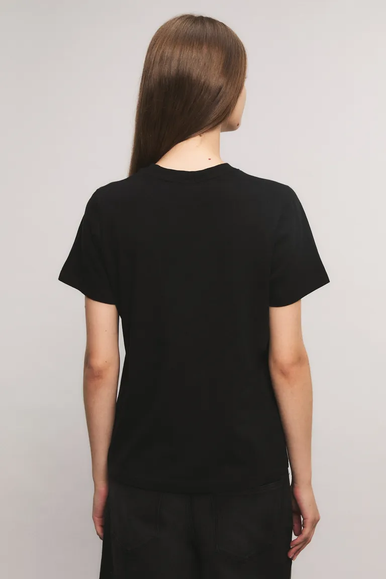 Remera de corte clásico con cuello redondo, mangas cortas y diseño gráfico frontal estampado de Kosiuko en Remeras para argentina