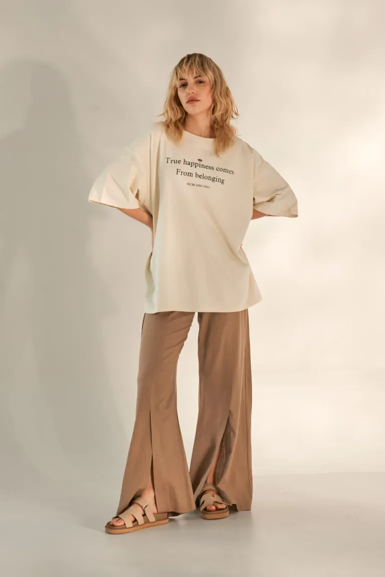 Remera blanca con diseño gráfico único y estilo casual de Apricot en Remeras para argentina