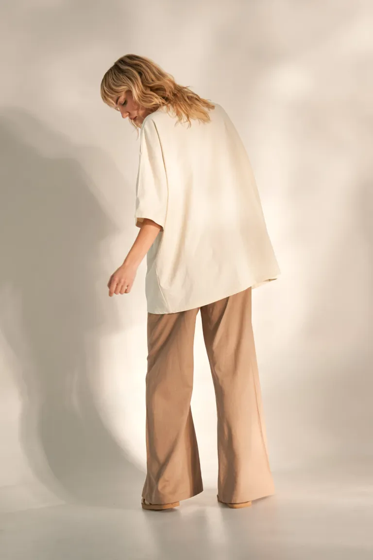 Remera blanca con diseño gráfico único y estilo casual de Apricot en Remeras para argentina