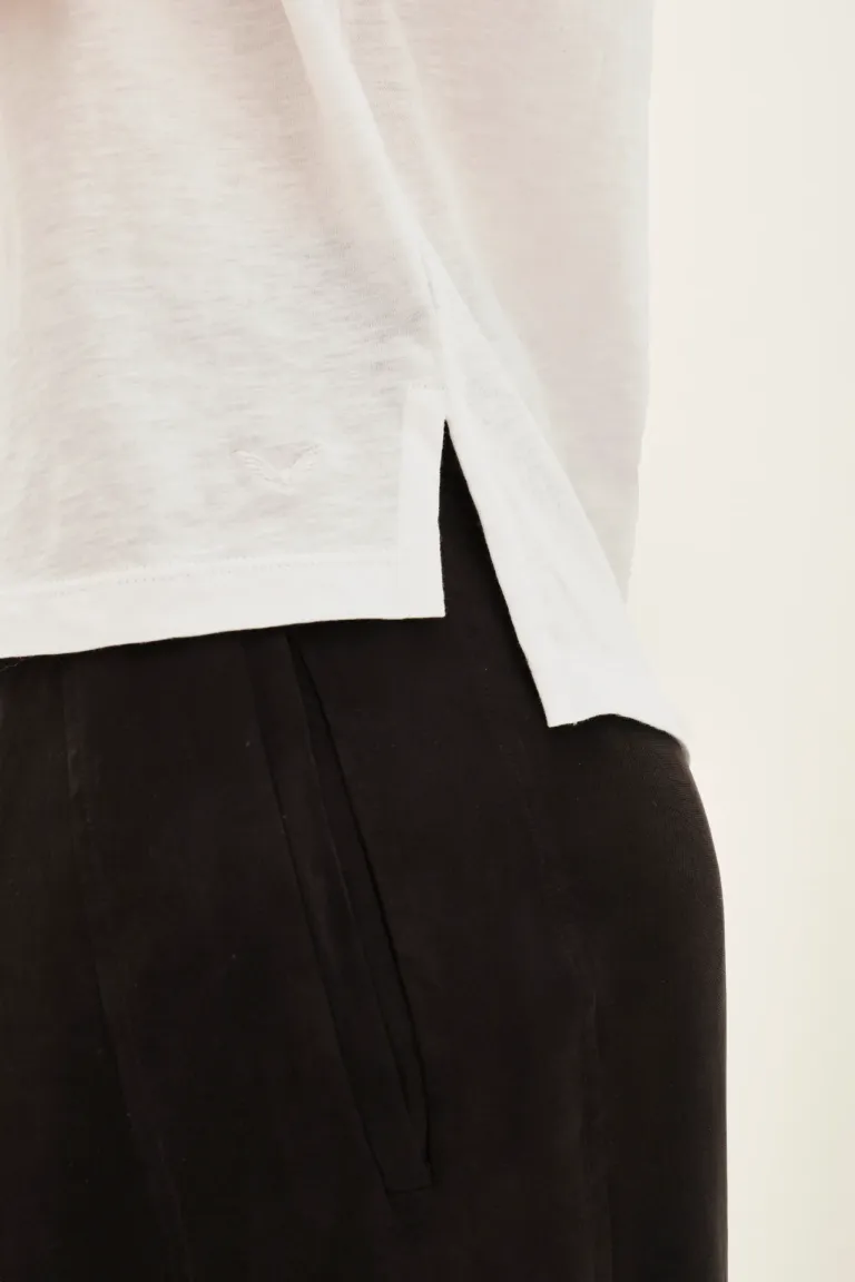 Remera básica de corte recto con escote en V y mangas cortas de Rapsodia en Remeras para argentina