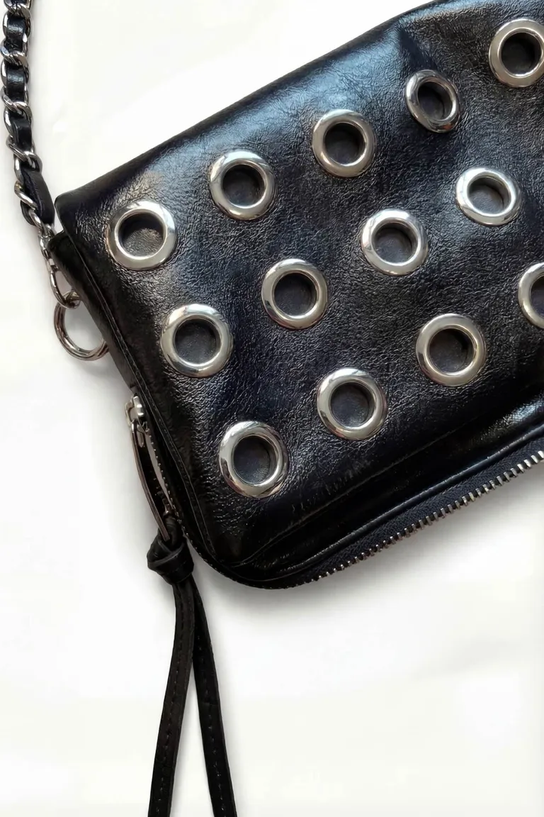 Cartera rectangular con argollas metálicas y correa trenzada para el hombro de Maria Cher en Bolsos y Carteras para argentina