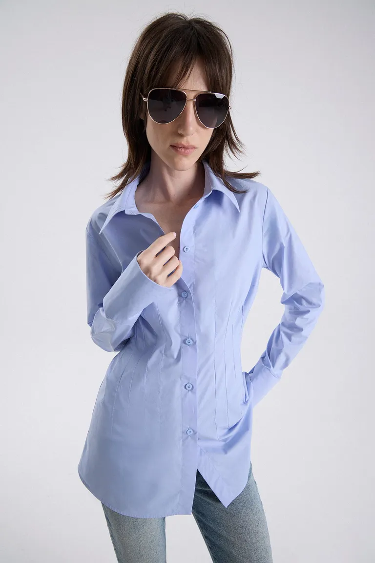 Camisa de mujer con pinzas en la cintura, cuello clásico y mangas largas con botones frontales de Maria Cher en Camisas para argentina