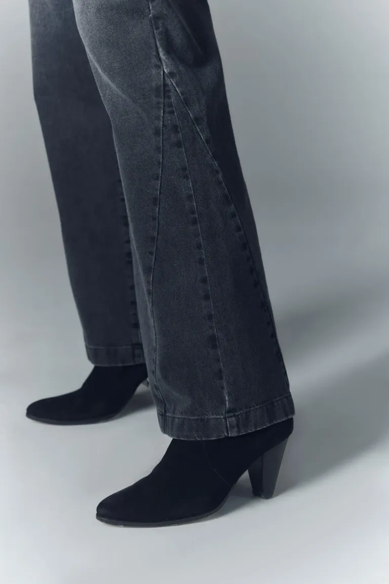 Pantalón de tiro medio en denim negro con detalles de lavado stone y recortes laterales de Rapsodia en Pantalones para argentina