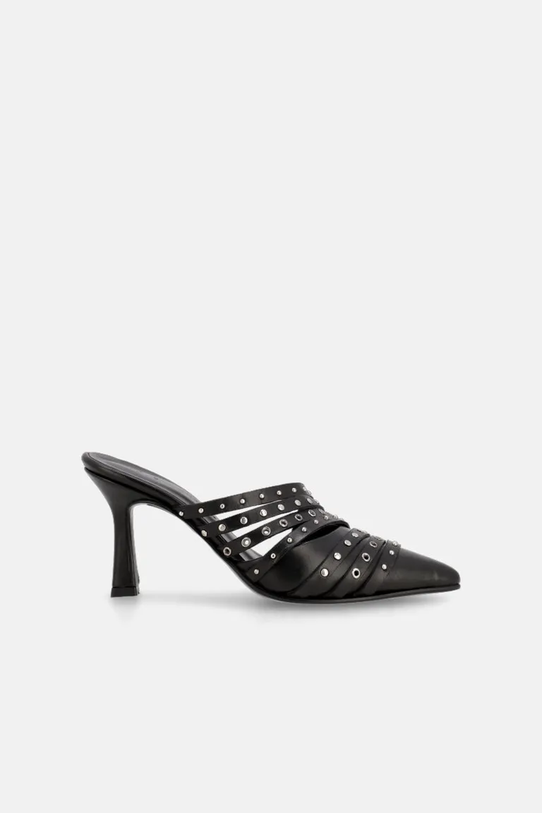 Stiletto de tacón medio en cuero negro, con detalles metálicos y tiras entrecruzadas de Justaosadia en Zapatos con Tacos para argentina