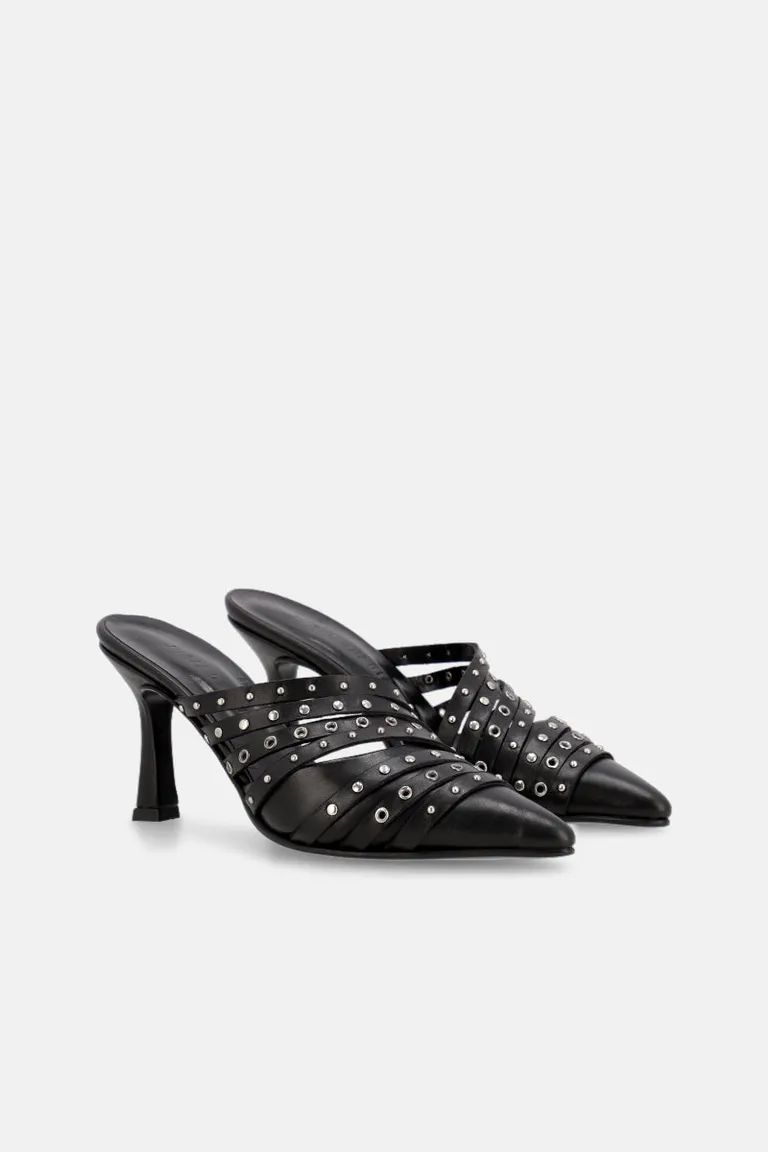 Stiletto de tacón medio en cuero negro, con detalles metálicos y tiras entrecruzadas de Justaosadia en Zapatos con Tacos para argentina