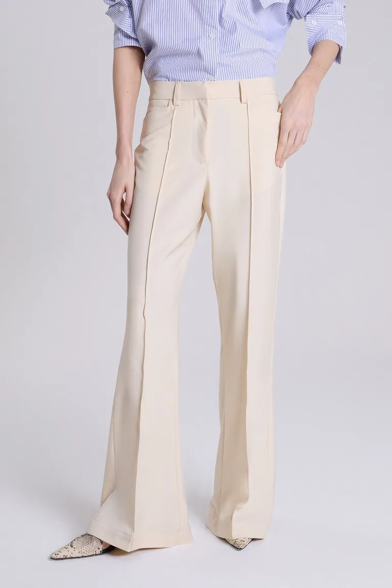 Pantalón sastrero de crep con corte bootcut y tiro medio de Maria Cher en Pantalones para argentina