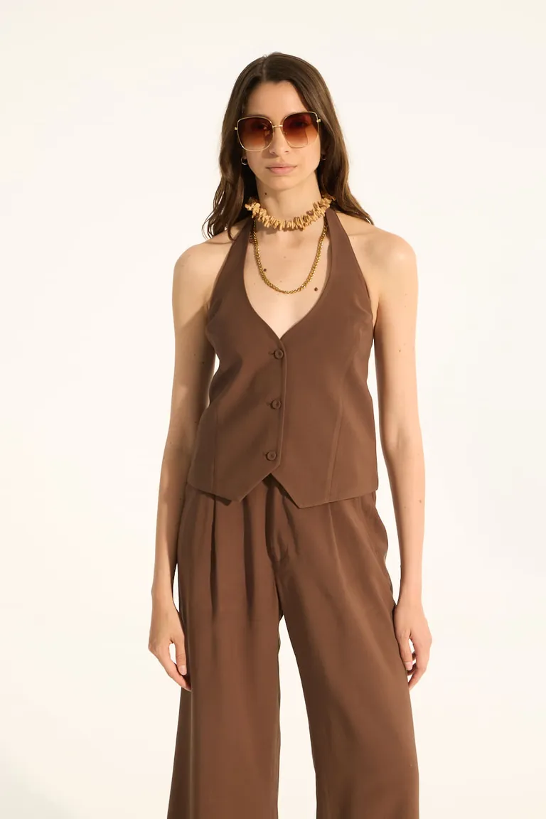 Chaleco entallado de género ligero con espalda descubierta, ideal para looks nocturnos de Portsaid en Chalecos para argentina