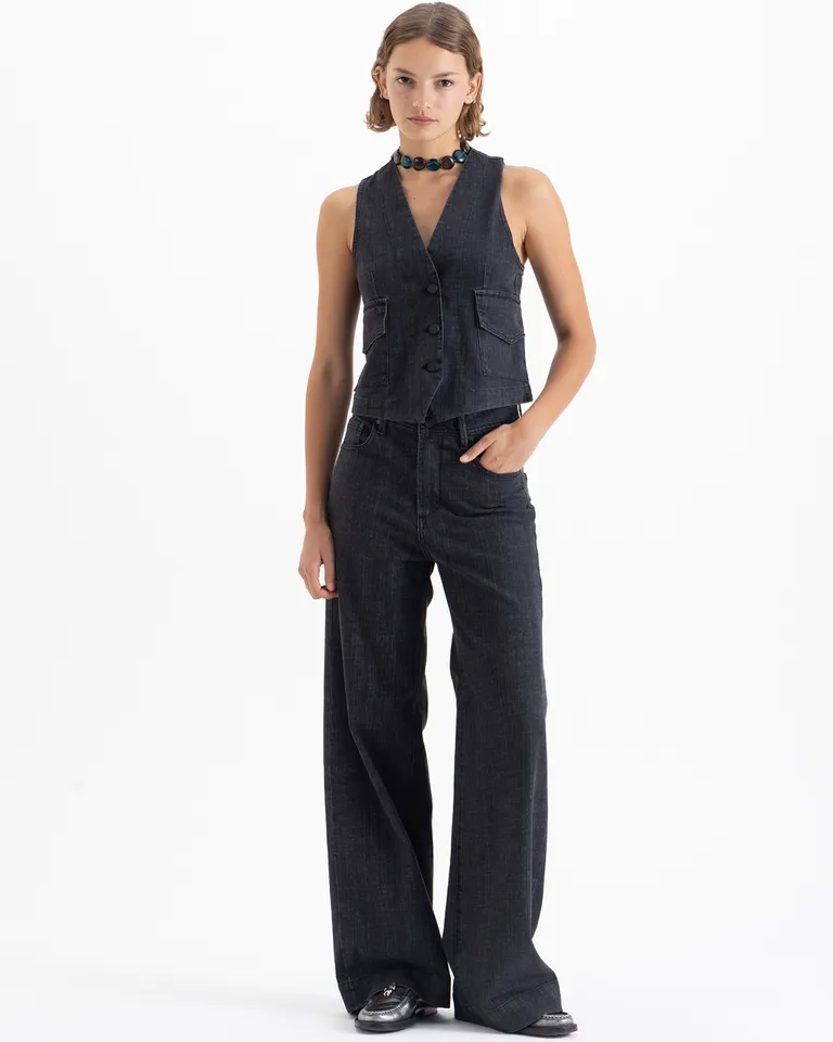 Chaleco sastrero corto con cierre de botones frontales y bolsillos laterales para mujer de Jazmin Chebar en Chalecos para argentina