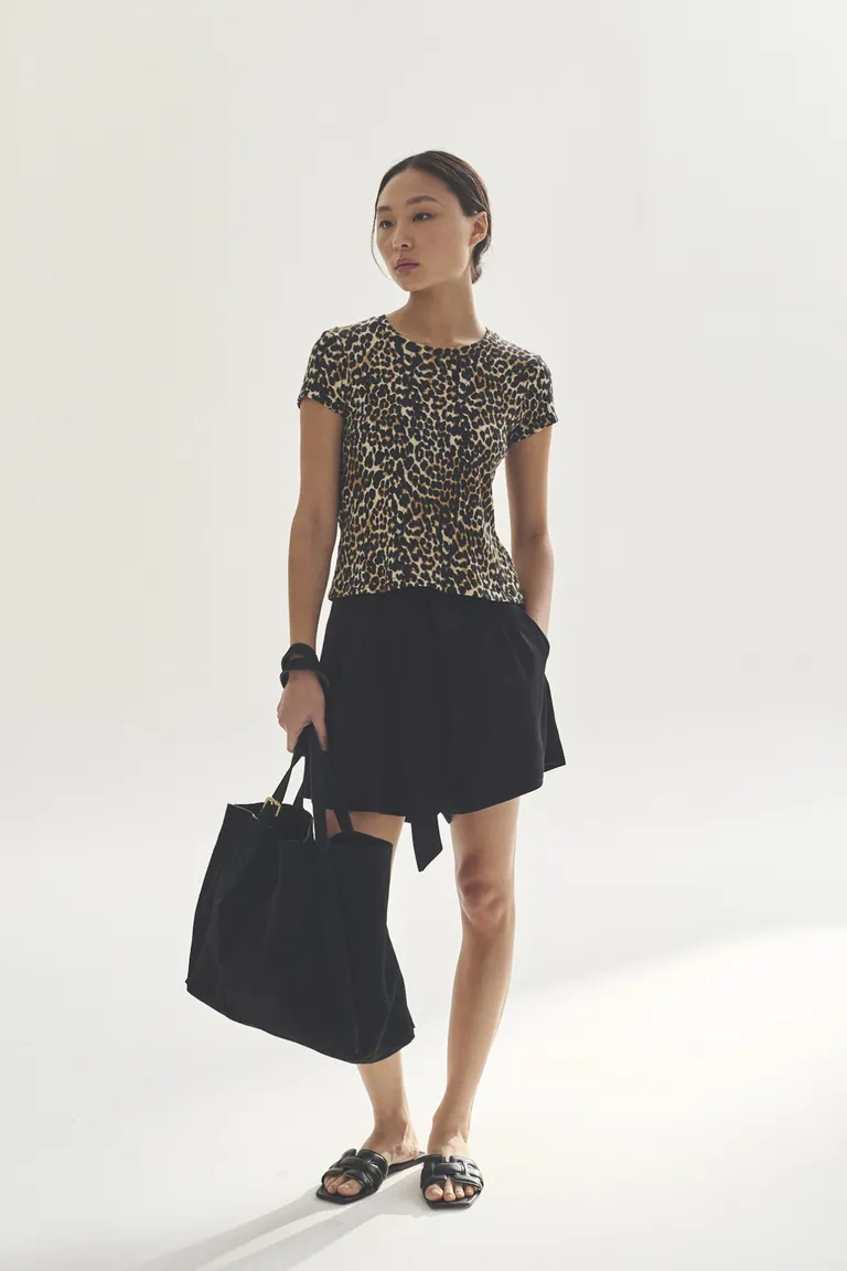 Remera estampada de corte ajustado para mujeres de Akiabara en Remeras para argentina