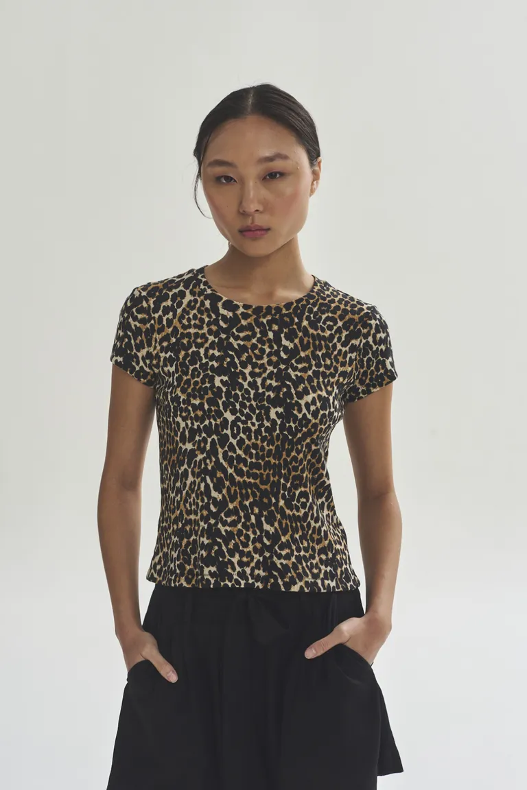 Remera estampada de corte ajustado para mujeres de Akiabara en Remeras para argentina