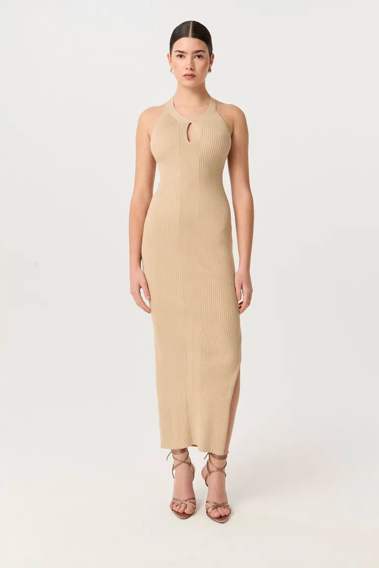 Vestido tejido maxi con escote halter y detalle moderno en la espalda de Markova en Vestidos para argentina