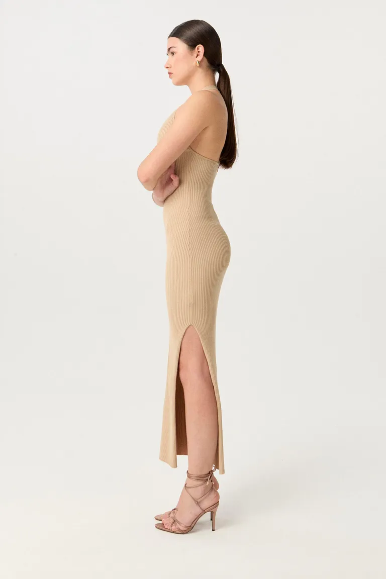 Vestido tejido maxi con escote halter y detalle moderno en la espalda de Markova en Vestidos para argentina
