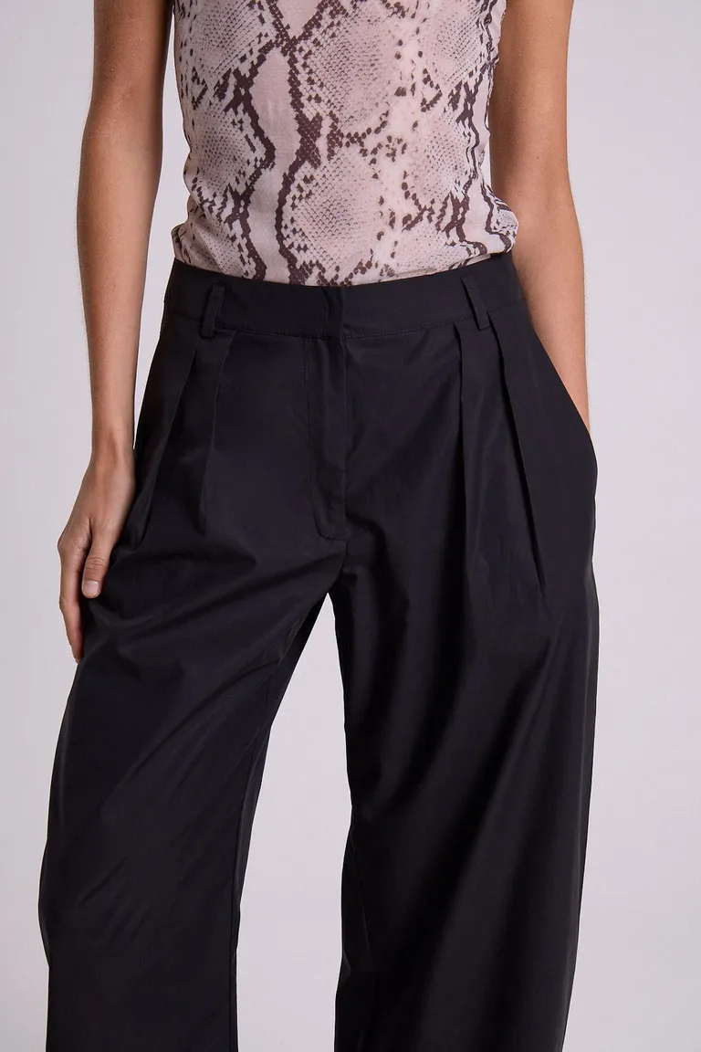 Pantalón de gabardina negro de corte recto y diseño clásico de Maria Cher en Pantalones para argentina