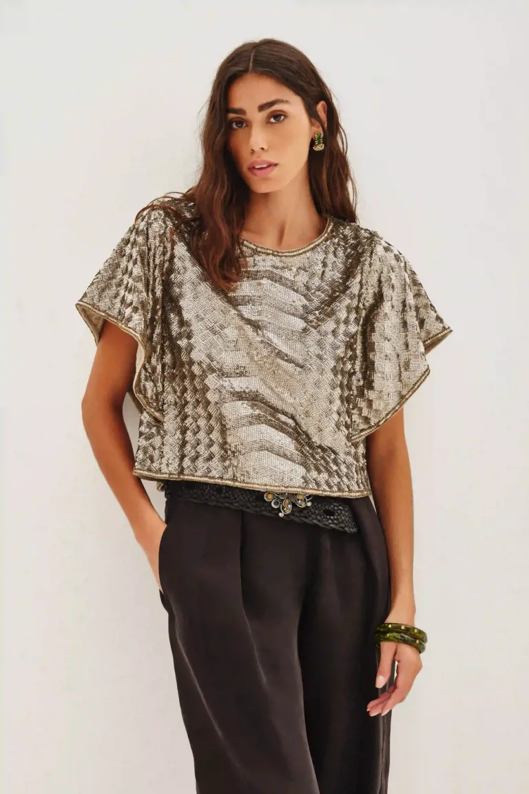 Top de cuello redondo con mangas amplias y bordado de lentejuelas y mostacillas en toda la prenda de Rapsodia en Tops para argentina