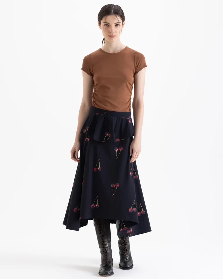 Remera de mangas cortas con escote redondo y frunces laterales en los costados de Jazmin Chebar en Remeras para argentina