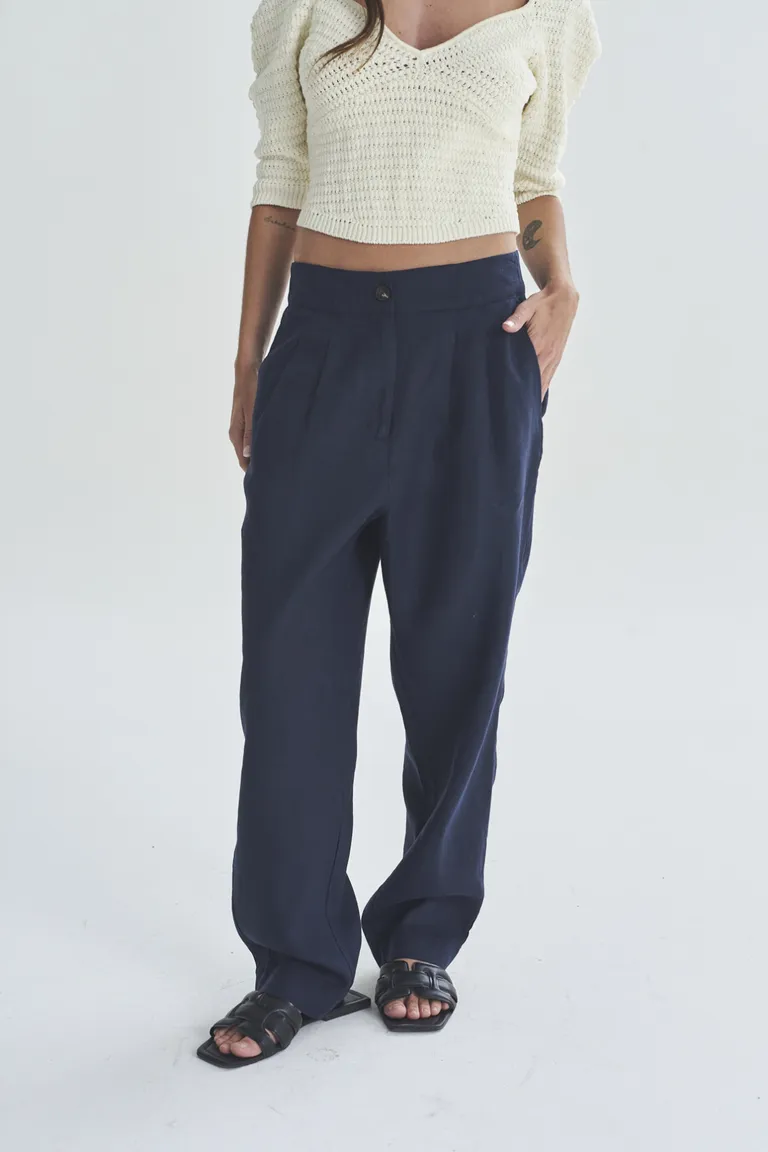 Pantalón de corte recto y cintura alta en azul marino para mujer de Akiabara en Pantalones para argentina