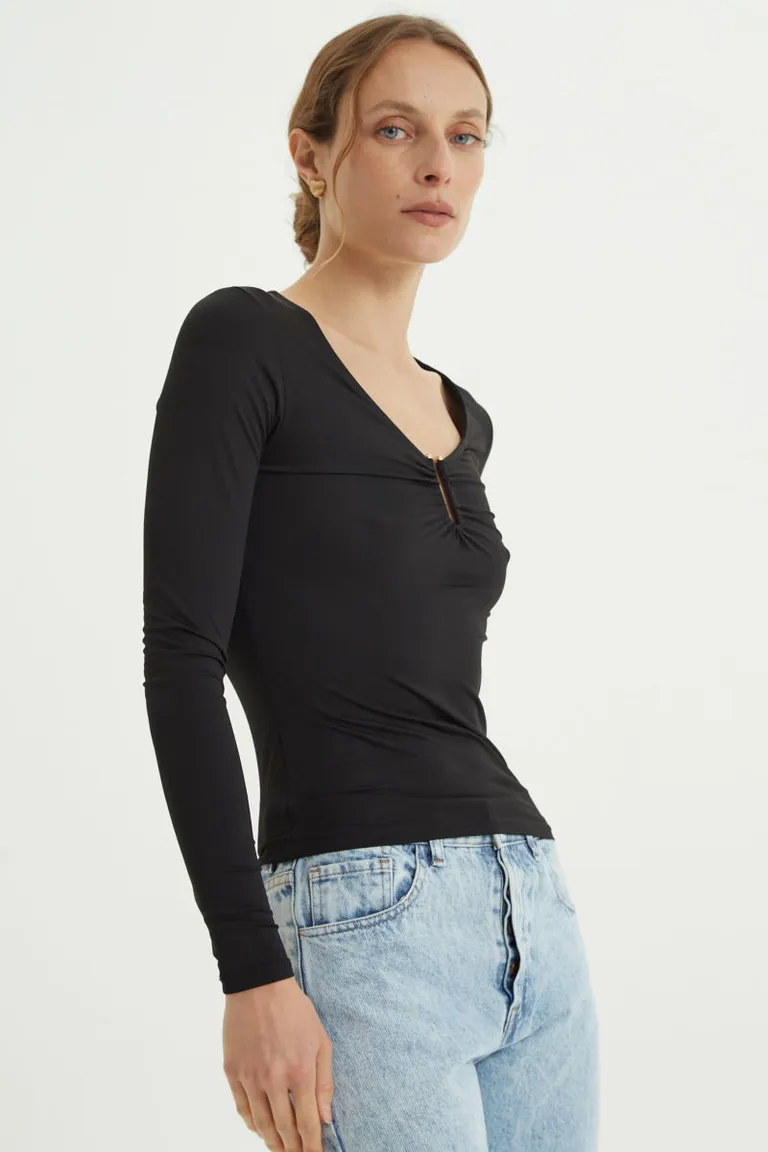 Remera manga larga al cuerpo con escote bajo y detalle de avío metálico frontal de Las Pepas en Remeras para argentina