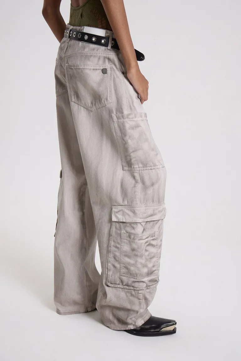 Pantalón de corte amplio tiro medio bajo con bolsillos cargo laterales y diseño de piernas curvas de Maria Cher en Pantalones para argentina