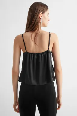 Top satinado con volantes de Mango Teen en Tops para argentina
