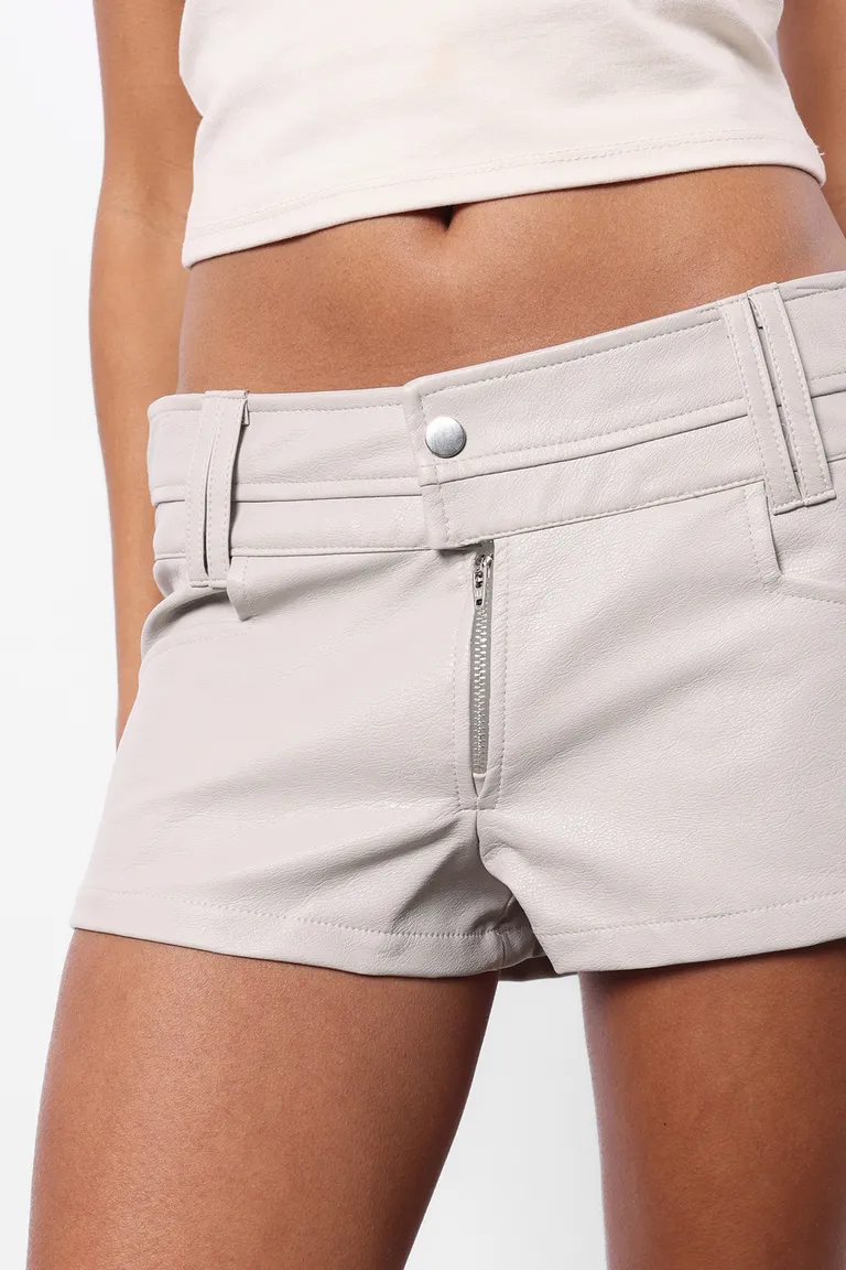 Short de cuerina con doble cintura y cierre cruzado de Top White en Shorts para argentina